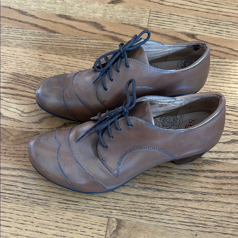 Taos Footwear Brown Leather Women's Flats
